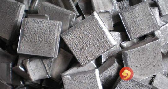 5月期鎳連續(xù)第三個(gè)月下跌，周四觸及去年6月來(lái)最低水準(zhǔn)每噸8,810美元，今年迄今下跌12%，是跌幅最大的主要基本金屬。